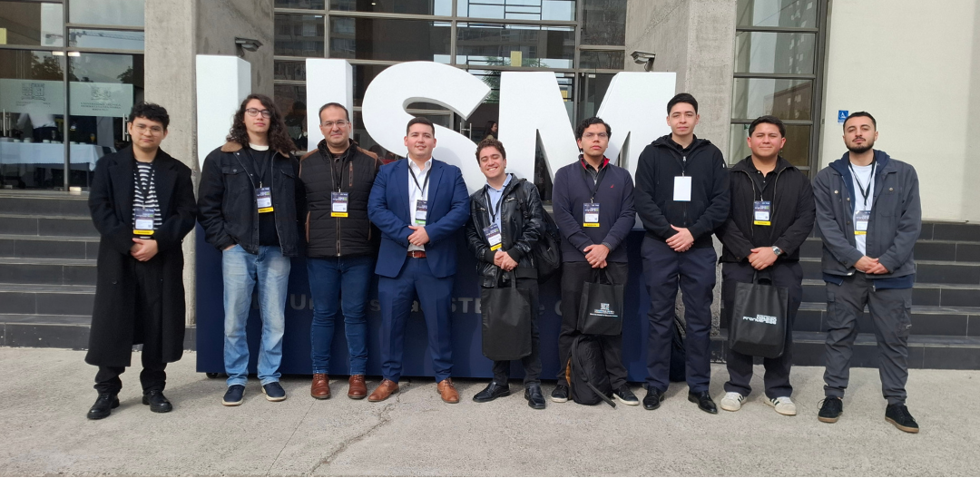 Equipo del laboratorio participando en una actividad académica