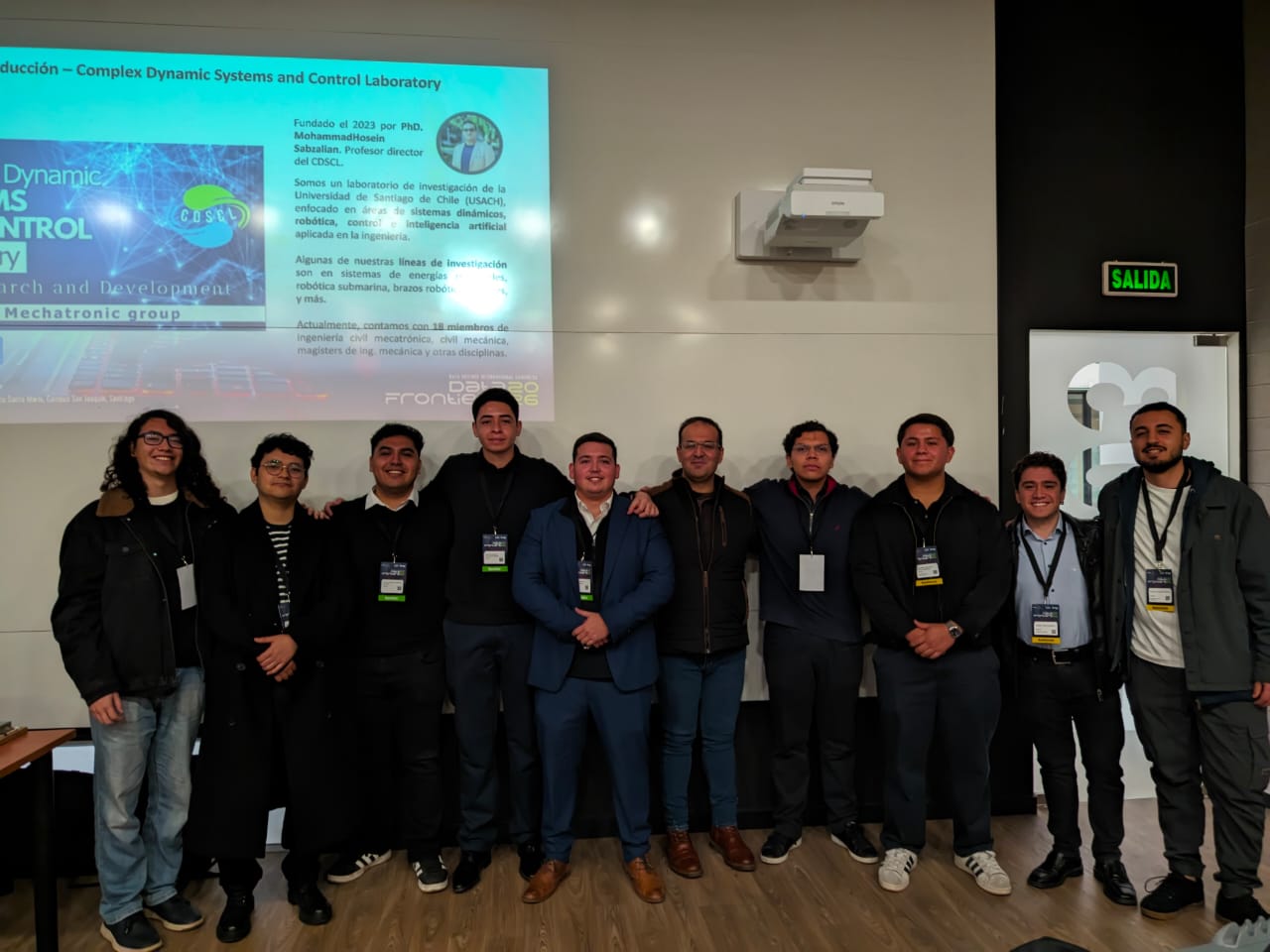 Equipo desarrollando investigación colaborativa en el laboratorio